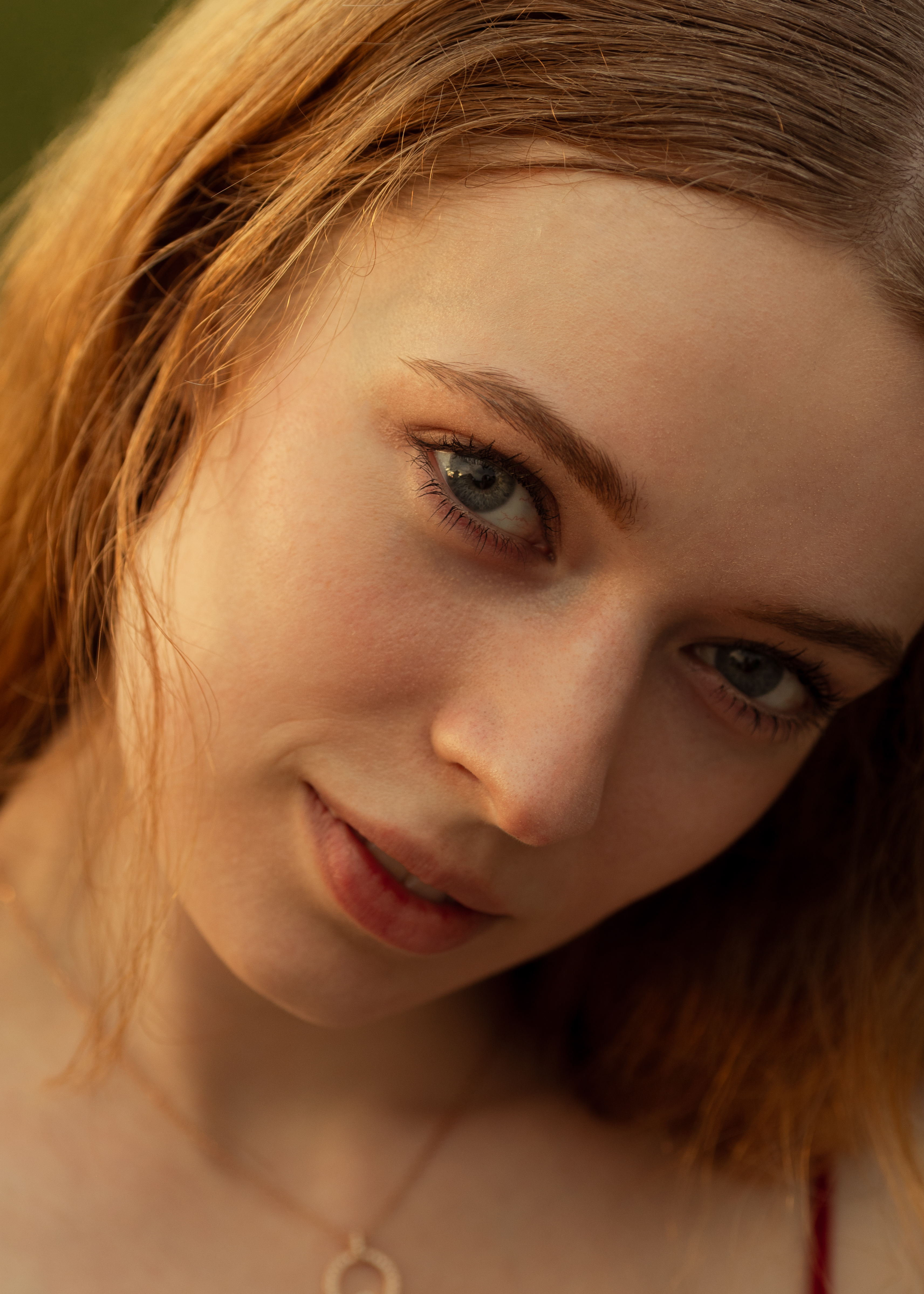 Individual portrait in field, Zürich photographer Talea Taylor